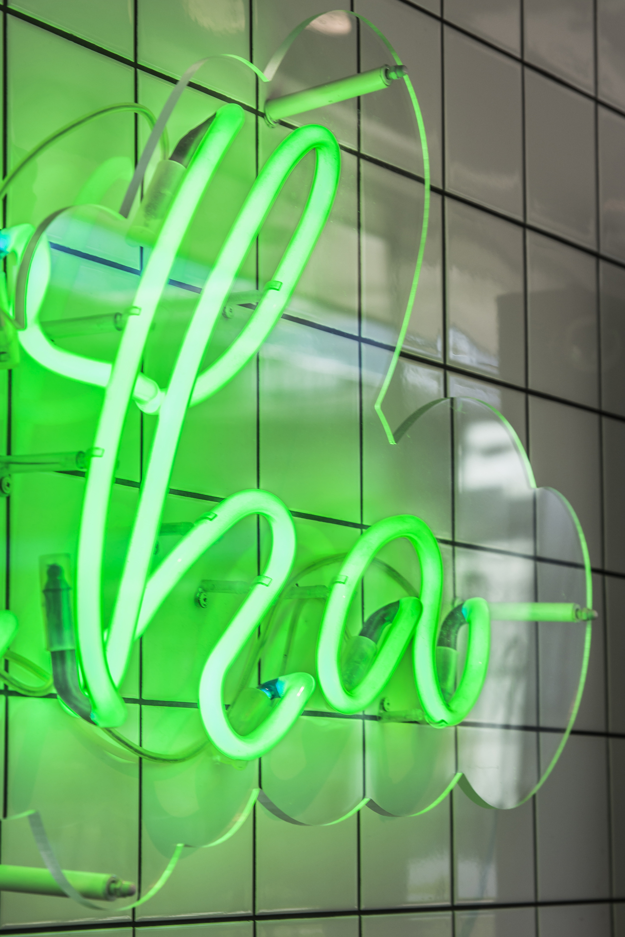 neon-natka-color-verde-neon-behind-plexi-neon-interior-restaurante-neon-en-la-pared-con-cafeteria-neon-en-las-mesas-neon-restaurante-obc-gdansk